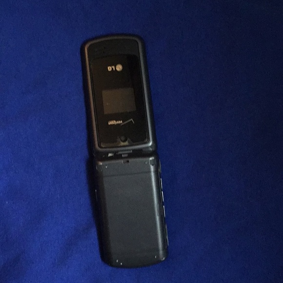 Vintage LG flip phone - Picture 3 of 3
